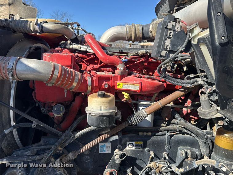 image for item DE2136 2015 Kenworth T800 semi truck