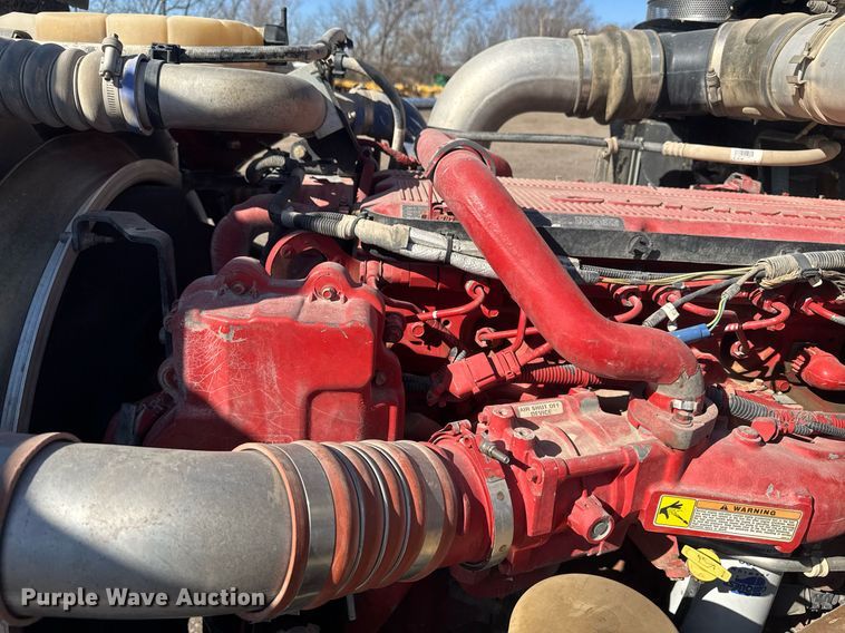 image for item DE2136 2015 Kenworth T800 semi truck