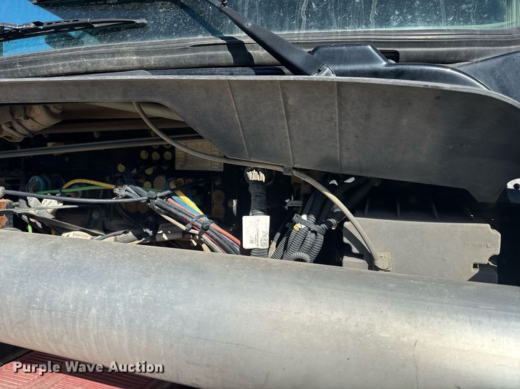 image for item DE2136 2015 Kenworth T800 semi truck