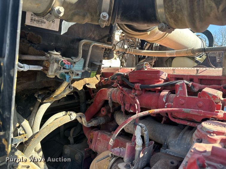 image for item DE2136 2015 Kenworth T800 semi truck