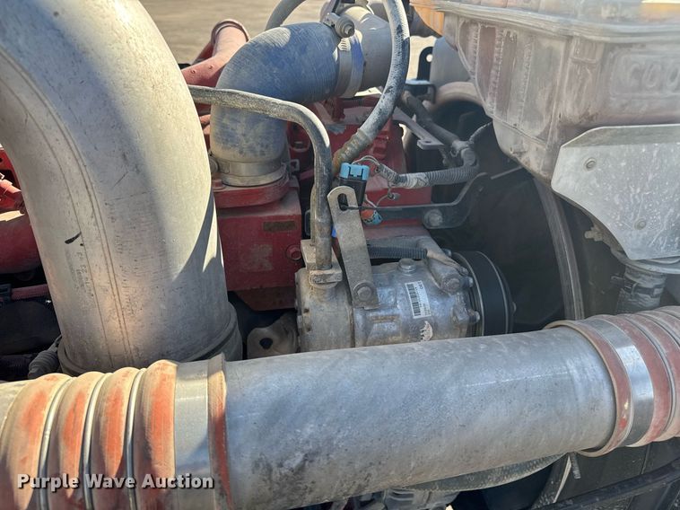 image for item DE2136 2015 Kenworth T800 semi truck