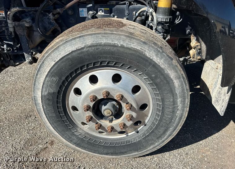 image for item DE2136 2015 Kenworth T800 semi truck