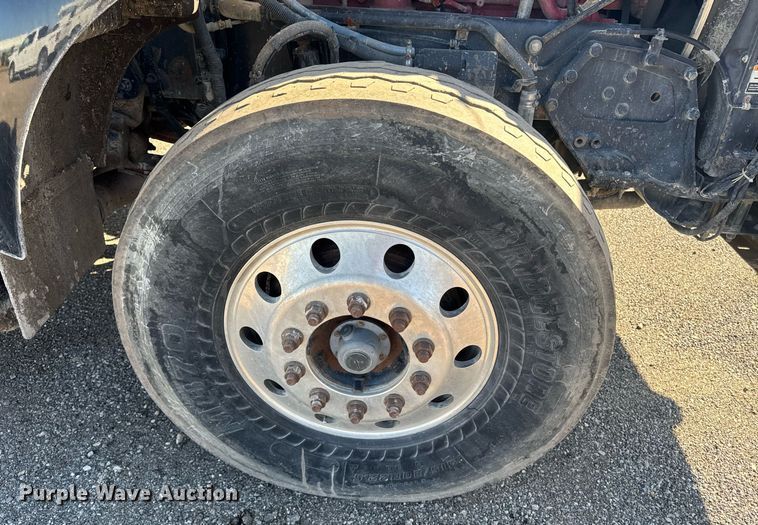 image for item DE2136 2015 Kenworth T800 semi truck