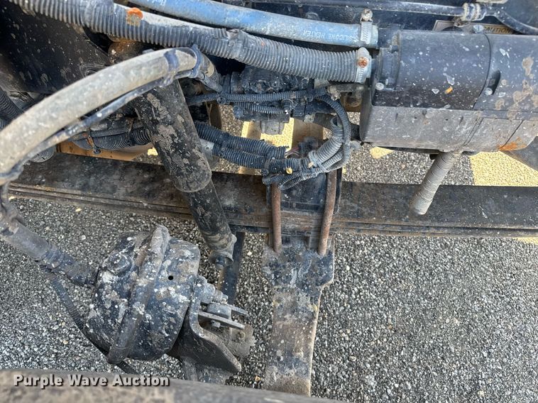 image for item DE2136 2015 Kenworth T800 semi truck