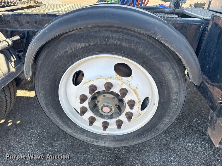 image for item DE2136 2015 Kenworth T800 semi truck