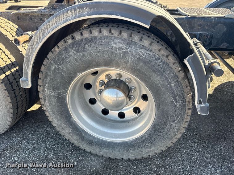 image for item DE2136 2015 Kenworth T800 semi truck