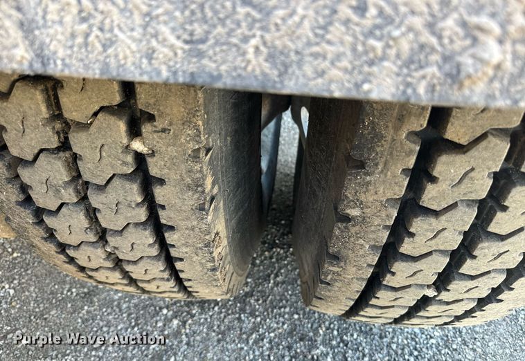 image for item DE2136 2015 Kenworth T800 semi truck