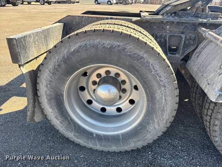 image for item DE2136 2015 Kenworth T800 semi truck