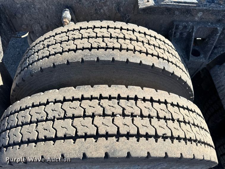 image for item DE2136 2015 Kenworth T800 semi truck