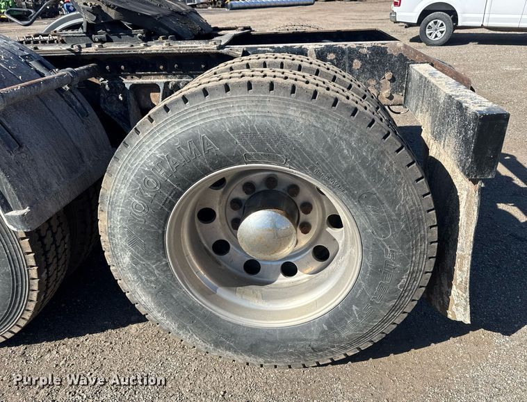 image for item DE2136 2015 Kenworth T800 semi truck