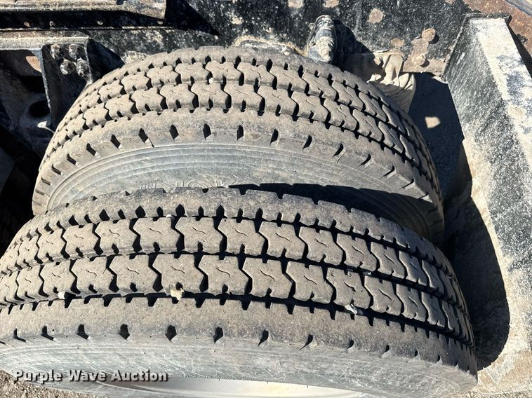 image for item DE2136 2015 Kenworth T800 semi truck