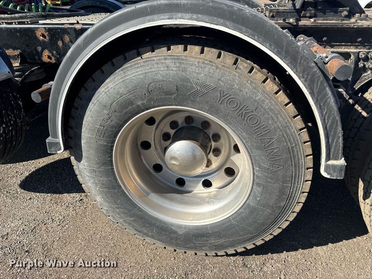 image for item DE2136 2015 Kenworth T800 semi truck