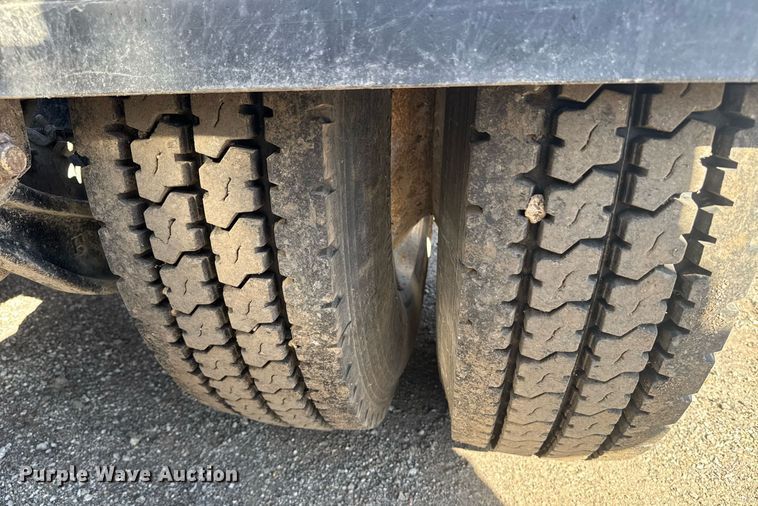 image for item DE2136 2015 Kenworth T800 semi truck