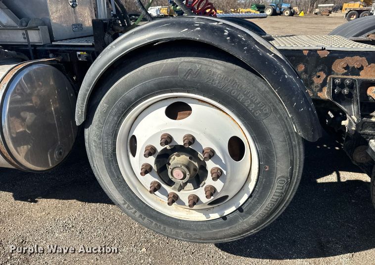 image for item DE2136 2015 Kenworth T800 semi truck