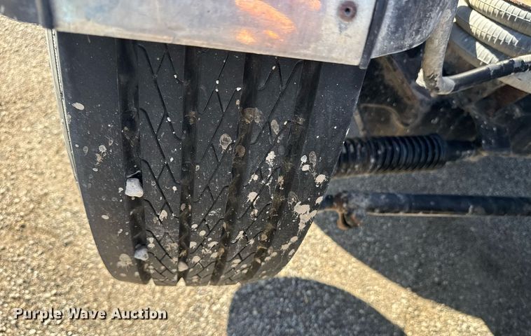 image for item DE2136 2015 Kenworth T800 semi truck