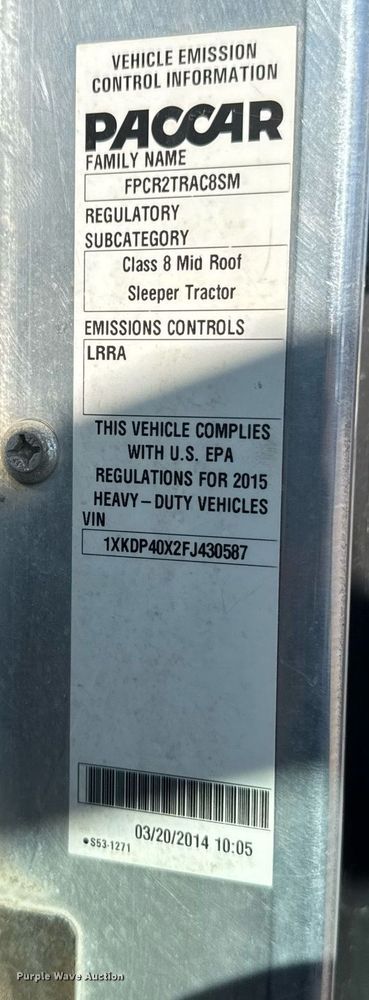 image for item DE2136 2015 Kenworth T800 semi truck