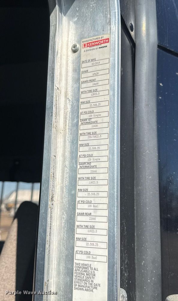 image for item DE2136 2015 Kenworth T800 semi truck