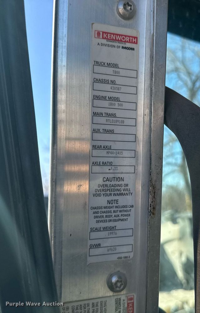 image for item DE2136 2015 Kenworth T800 semi truck