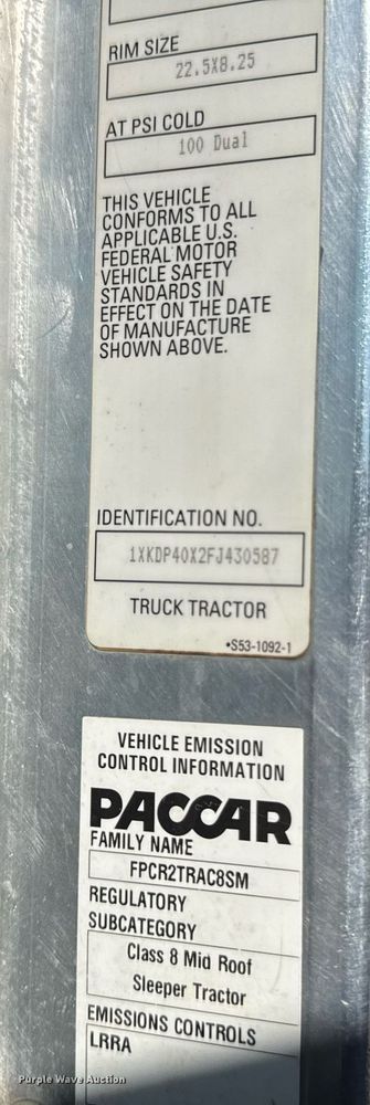 image for item DE2136 2015 Kenworth T800 semi truck