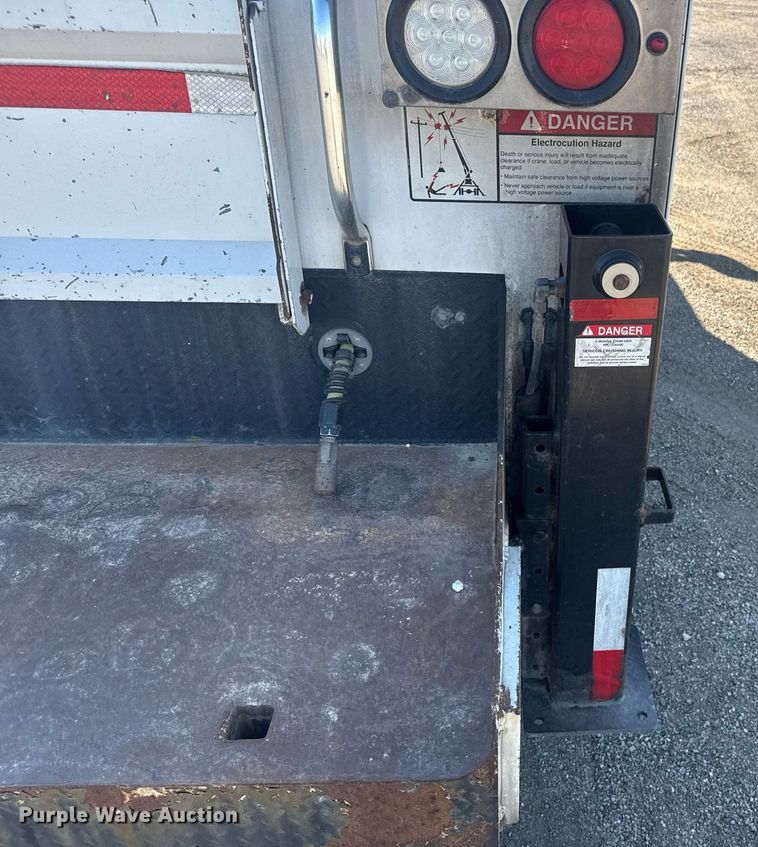 image for item DE2137 2015 Ford F550 Super Duty XL utility / service truck