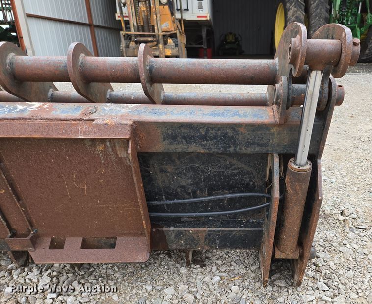 image for item DP6199 Skid steer grapple bucket