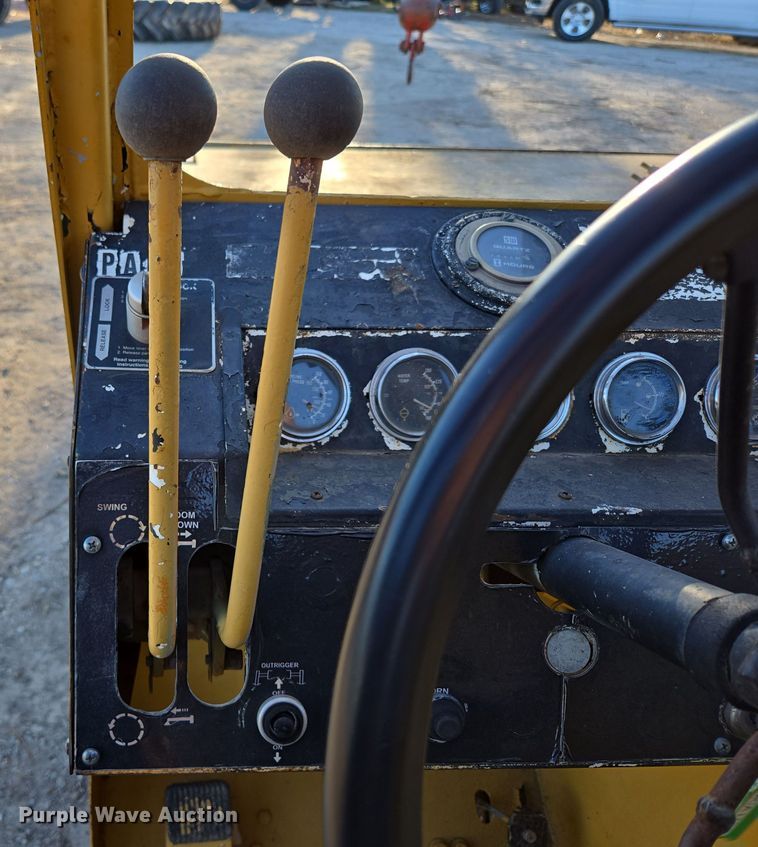 image for item DP6211 1980 Drott 3330 crane