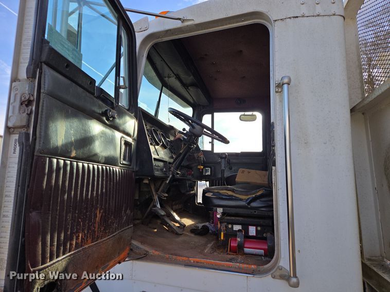 image for item DP6216 1994 Kenworth T800 pressure digger truck