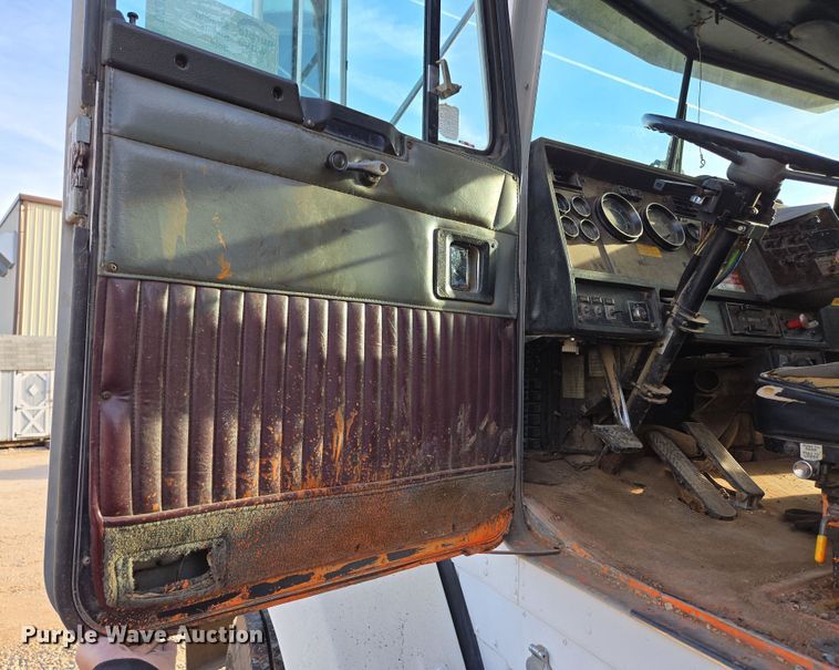 image for item DP6216 1994 Kenworth T800 pressure digger truck