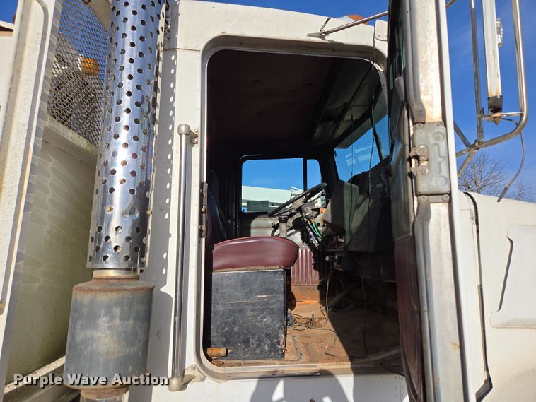 image for item DP6216 1994 Kenworth T800 pressure digger truck