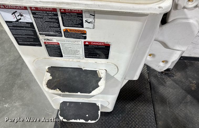 image for item DQ6690 2015 Dodge Ram 5500 bucket truck