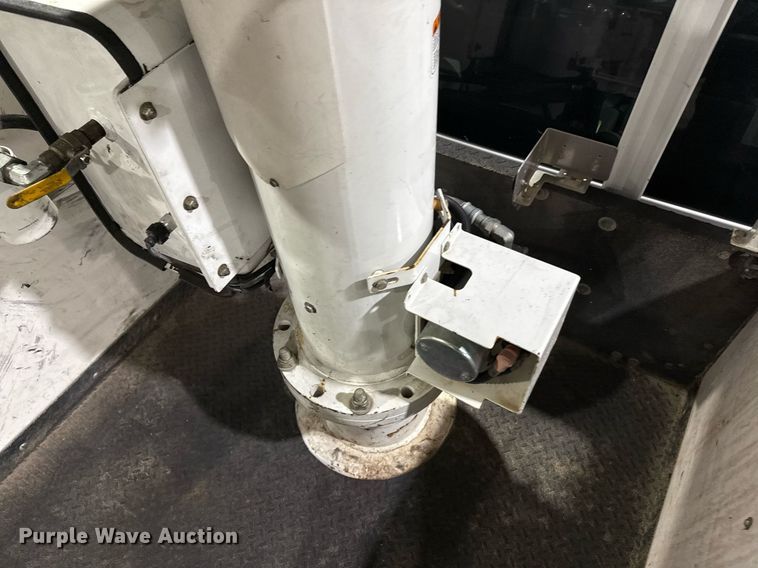 image for item DQ6690 2015 Dodge Ram 5500 bucket truck