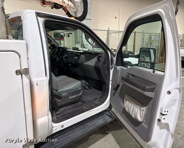 image for item DQ6691 2012 Ford F550 Super Duty bucket truck