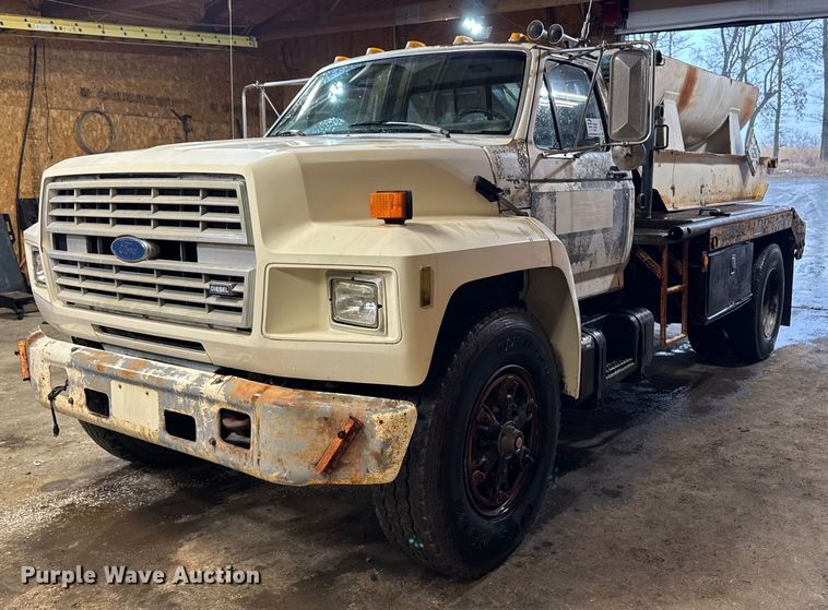 image for item DT0663 1991 Ford F700 winch truck