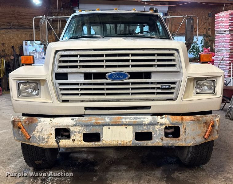 image for item DT0663 1991 Ford F700 winch truck