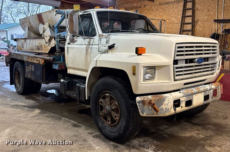 image for item DT0663 1991 Ford F700 winch truck