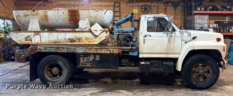 image for item DT0663 1991 Ford F700 winch truck