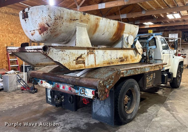 image for item DT0663 1991 Ford F700 winch truck