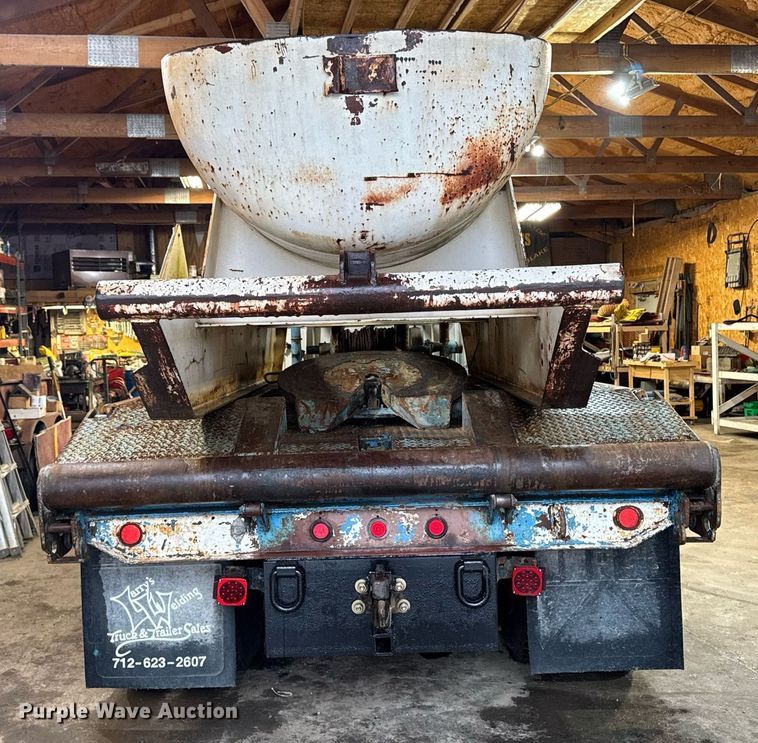 image for item DT0663 1991 Ford F700 winch truck