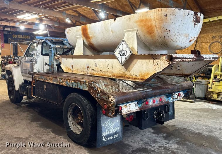 image for item DT0663 1991 Ford F700 winch truck