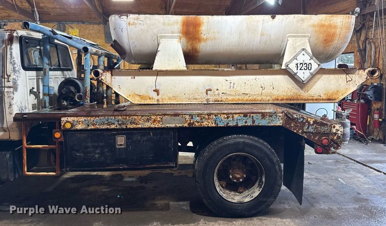 image for item DT0663 1991 Ford F700 winch truck