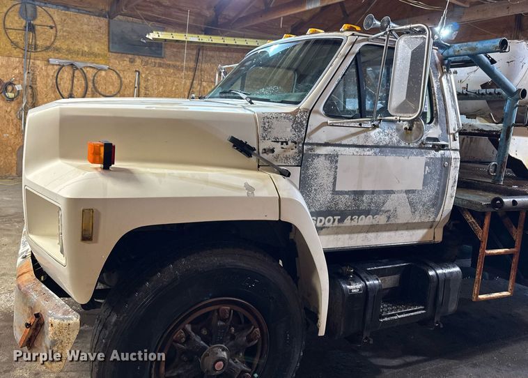 image for item DT0663 1991 Ford F700 winch truck