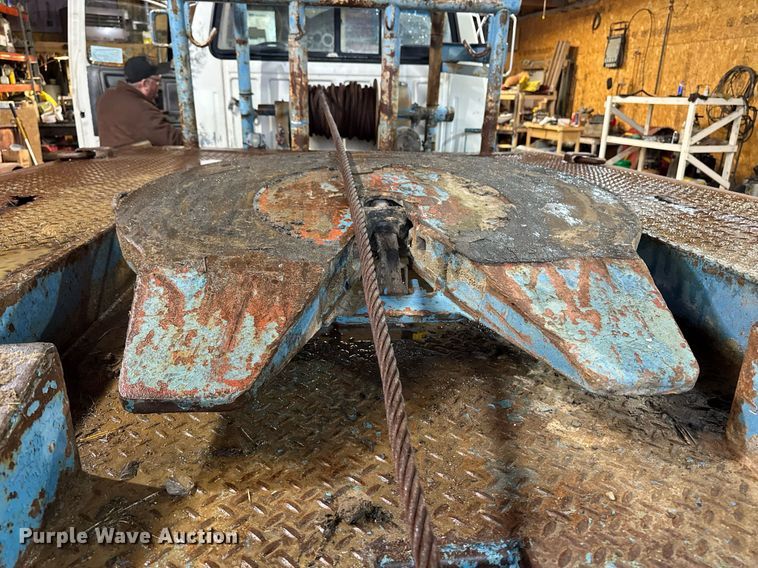 image for item DT0663 1991 Ford F700 winch truck