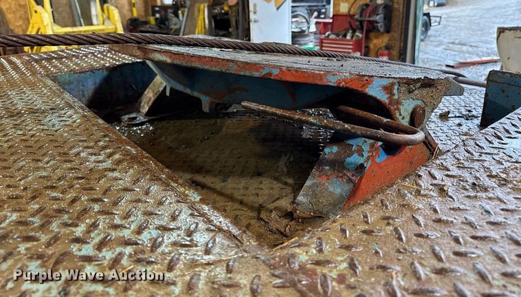 image for item DT0663 1991 Ford F700 winch truck