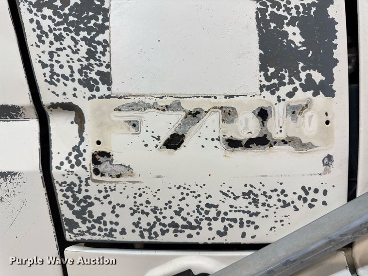 image for item DT0663 1991 Ford F700 winch truck