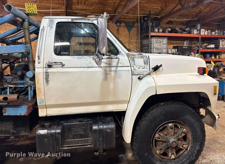 image for item DT0663 1991 Ford F700 winch truck