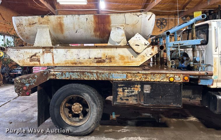 image for item DT0663 1991 Ford F700 winch truck