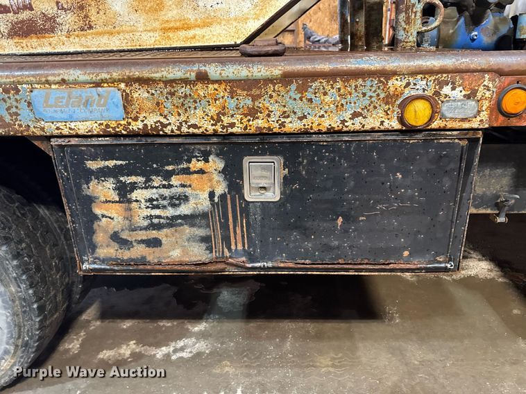 image for item DT0663 1991 Ford F700 winch truck