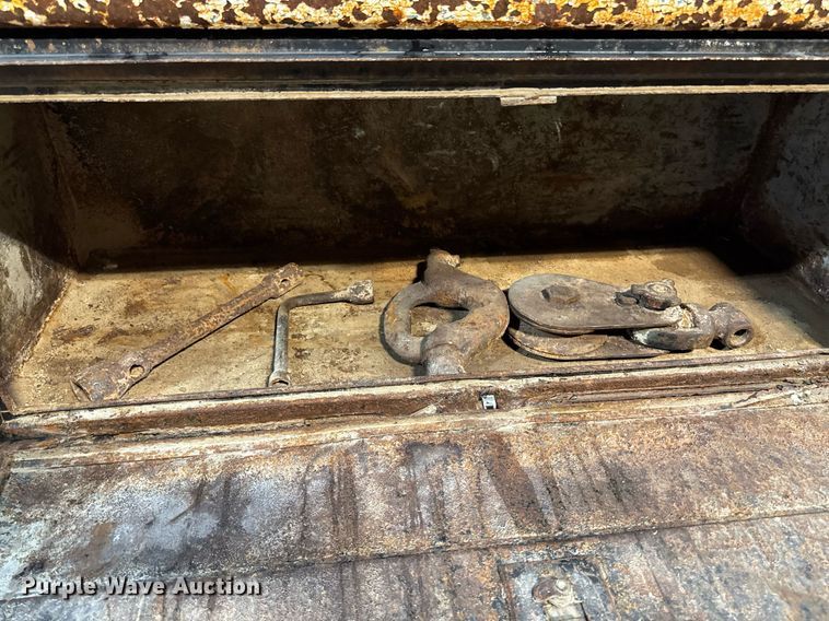 image for item DT0663 1991 Ford F700 winch truck