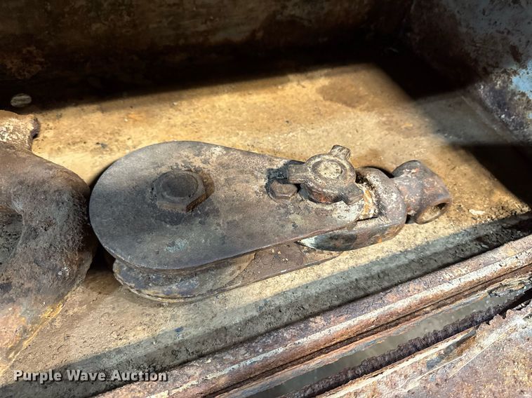 image for item DT0663 1991 Ford F700 winch truck