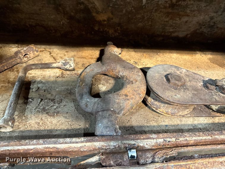 image for item DT0663 1991 Ford F700 winch truck